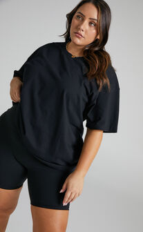 Prizza Top - Longlinge Boyfriend Tee Top in Black