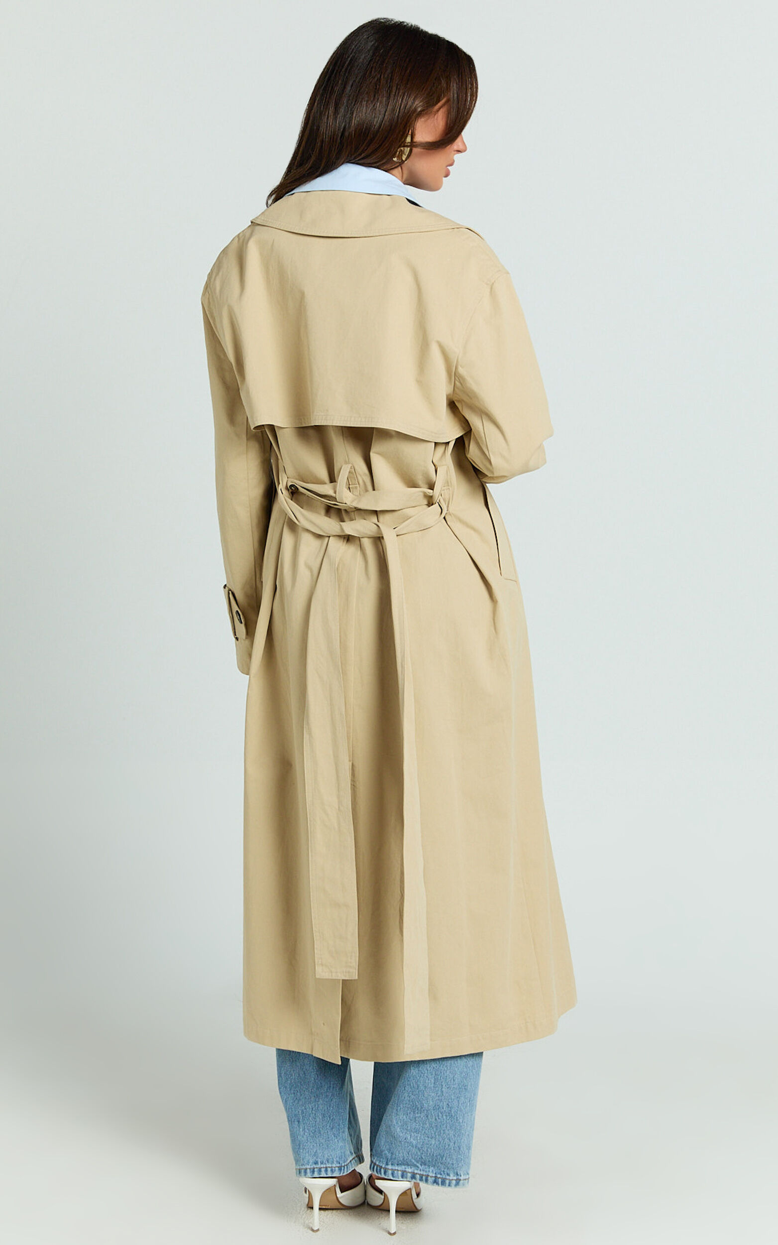 大人女性の Avah Trench Coat - Double Breasted Tie Waist Coat in Camel ジャケット・アウター