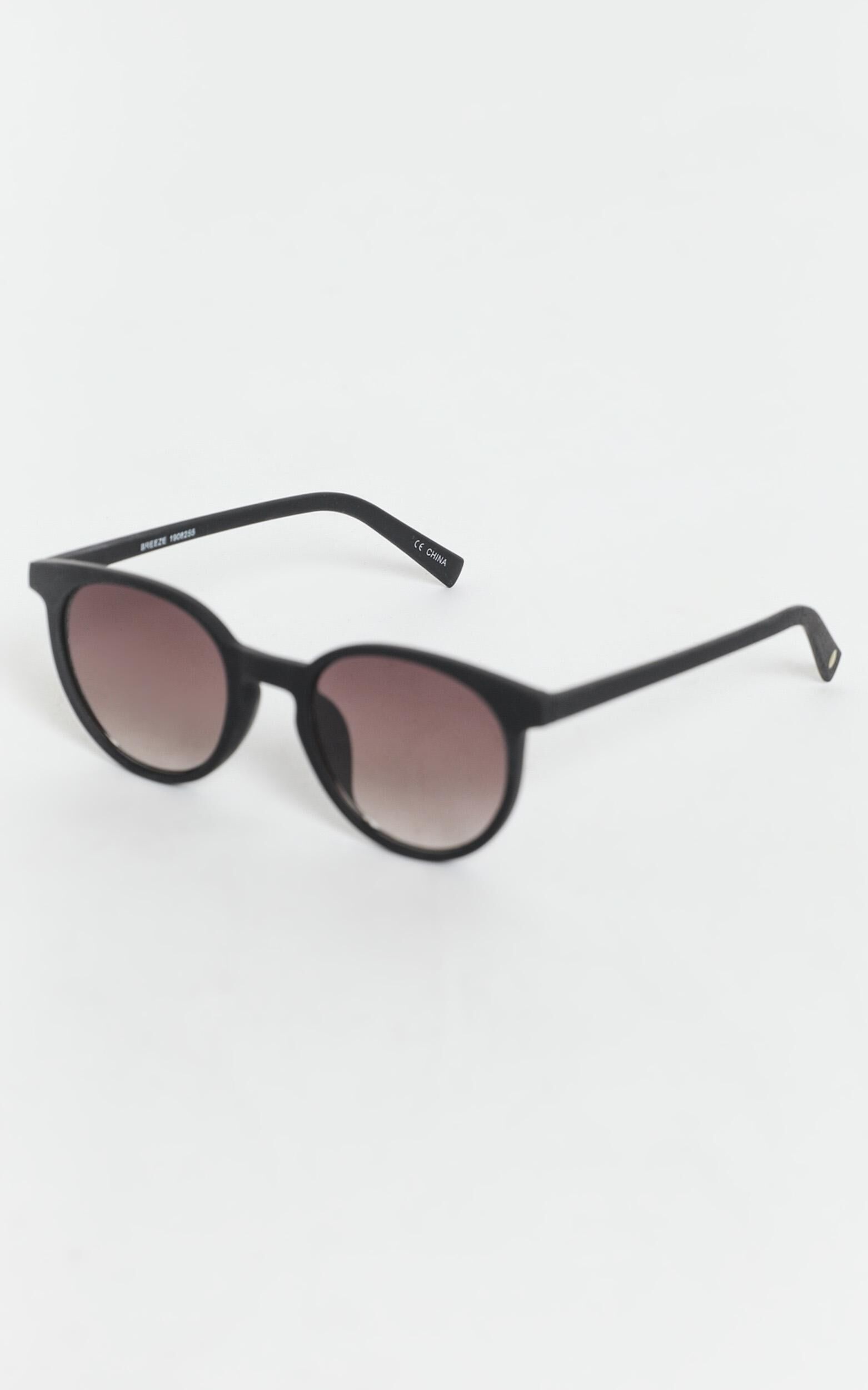 MinkPink Beeze Sunglasses In Black Rubber Showpo