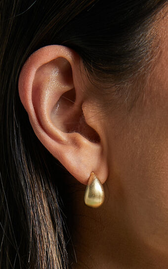 Snooky Stud Earrings in Gold