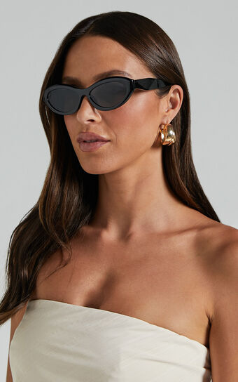 Naomi Sunglasses  Oval in Black 