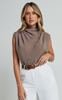 Arianae Top - High Neck Top in Mocha