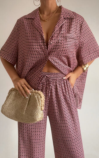 Brunita Shirt - Relaxed Short Sleeve Shirt in Pink Wave
