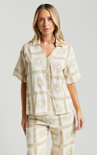 Cassidy Shirt - Short Sleeve Linen Look Shirt in Beige Sun Print