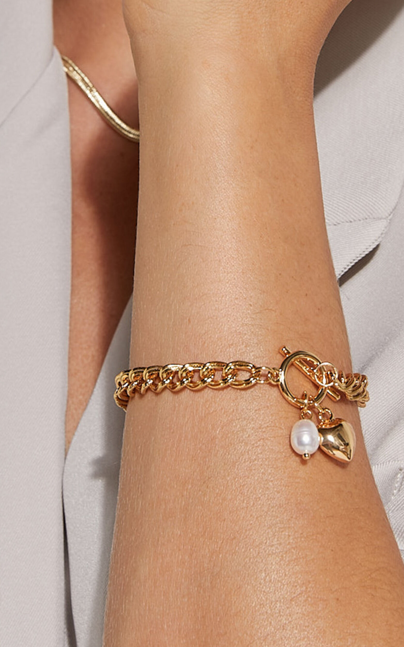 Amber Bracelet - Pearl Drop Detail Bracelet in Gold - NoSize, GLD1