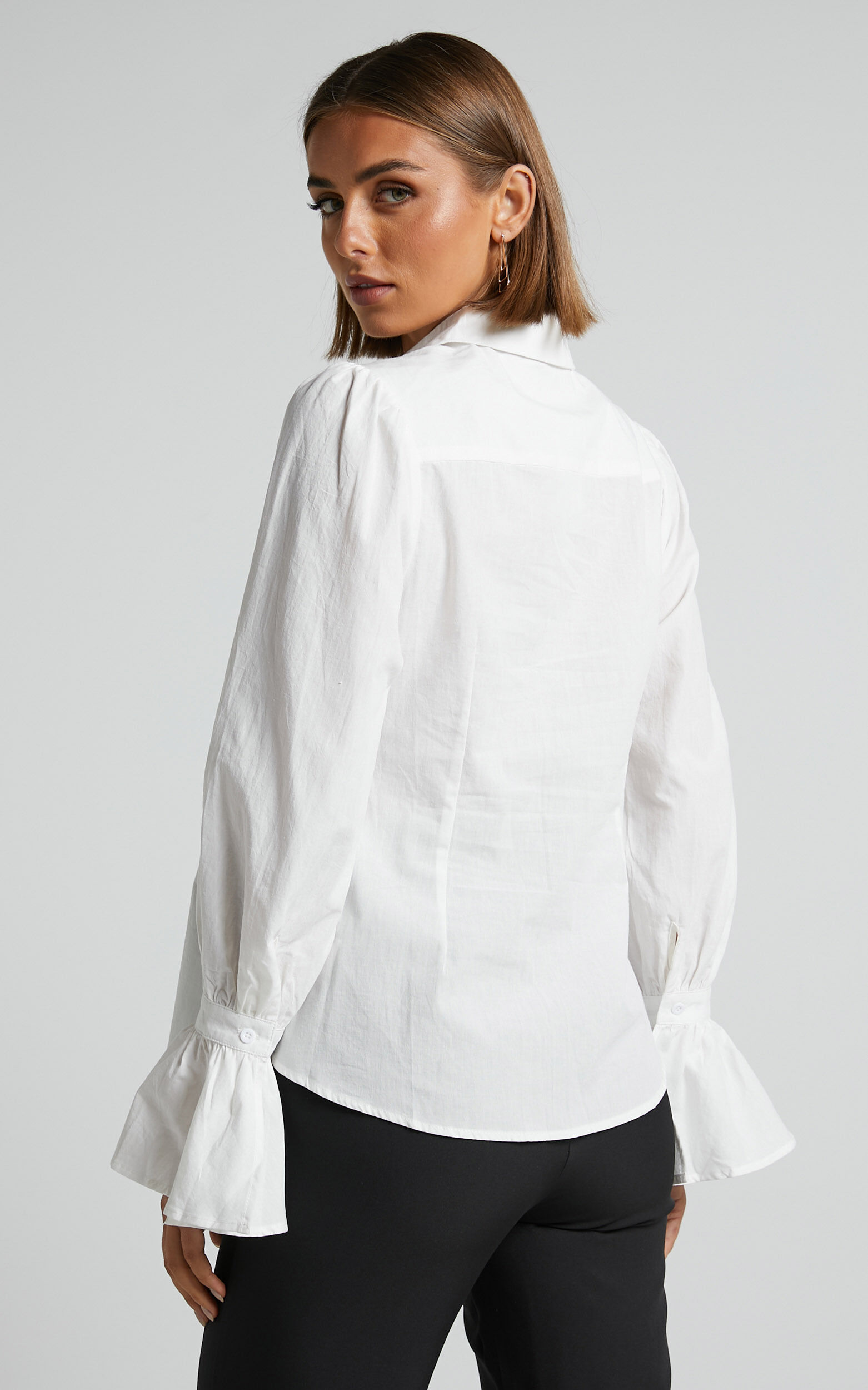White shirt with flowy sleeves deals