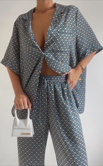 Brunita Shirt - Relaxed Short Sleeve Shirt in Tile Geo | Showpo