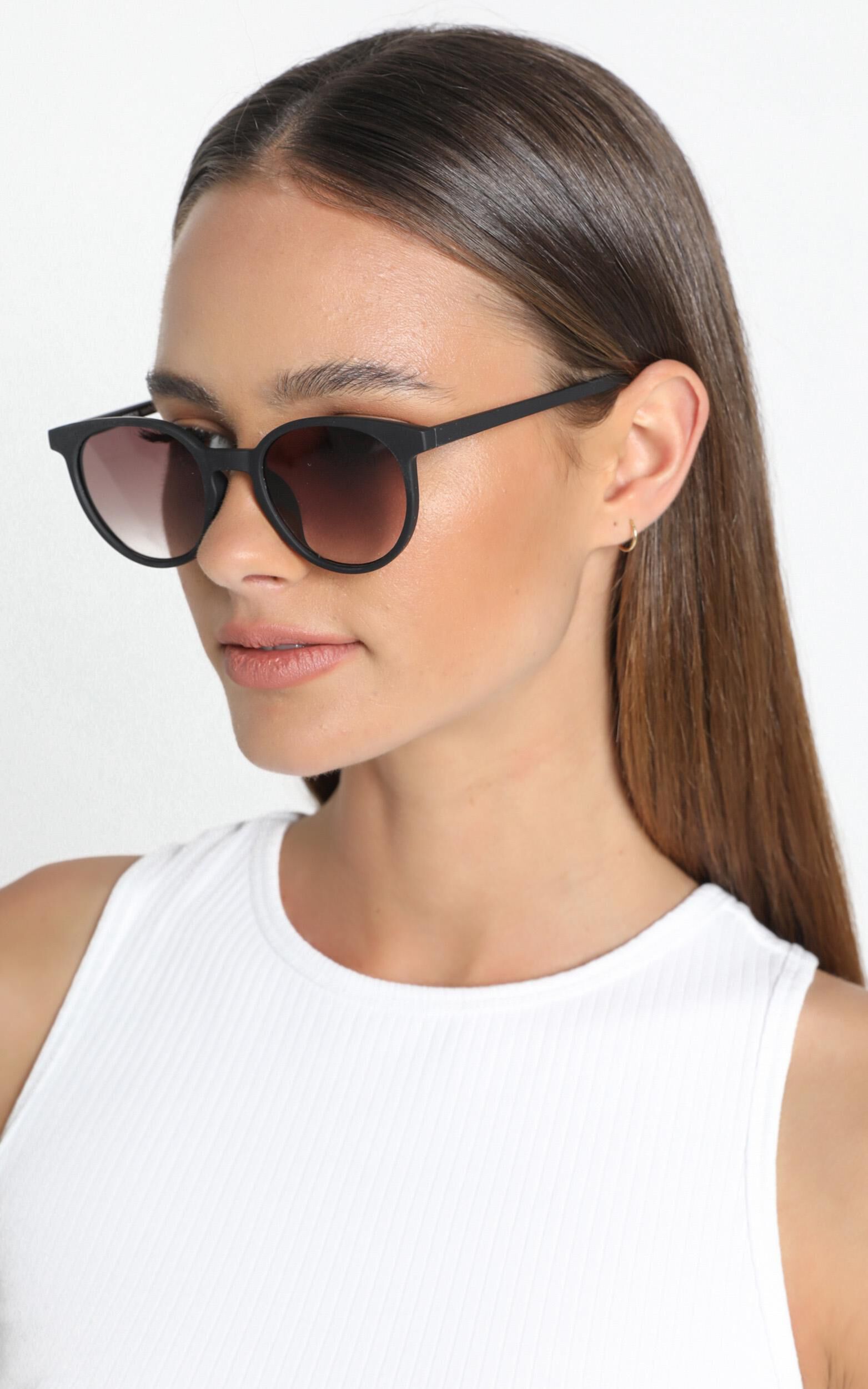 MinkPink Beeze Sunglasses In Black Rubber Showpo