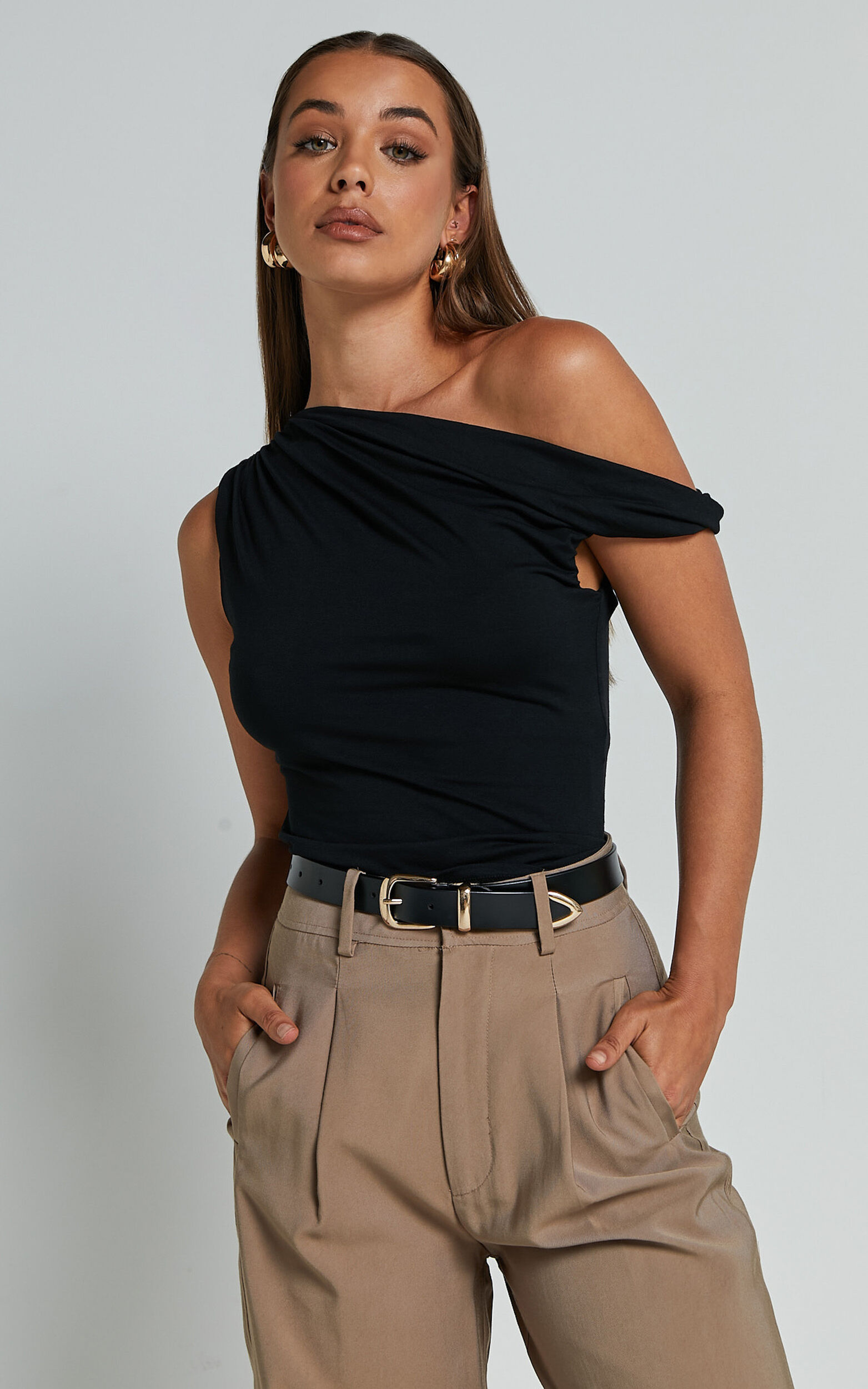 Asymmetrical shoulder top outlet