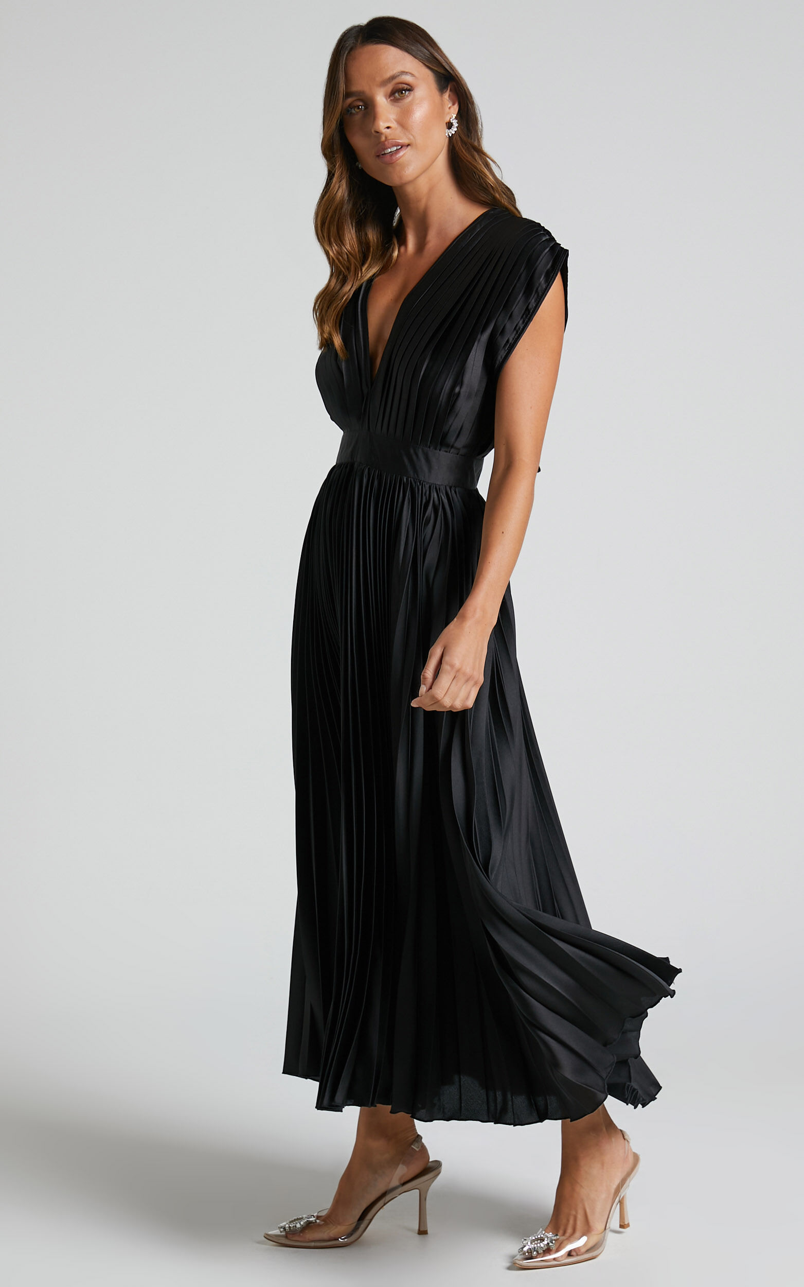 Della Midi Dress - Plunge Neck Short Sleeve Pleated Dress in Black | Showpo