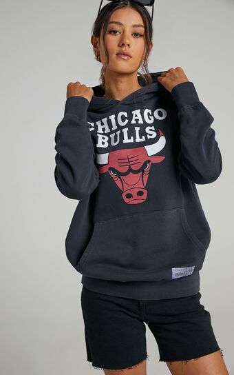 Mitchell & Ness - Vintage Classic Logo Hood Bull in Faded Black