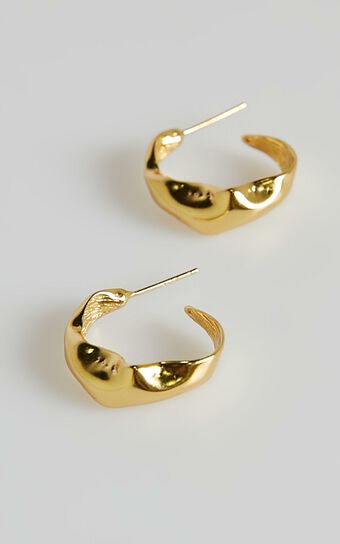 Izoa - Bree Textured Hoop Earrings in Gold