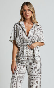 Ryleigh Shirt - Relaxed Short Sleeve Shirt in Mystic Print