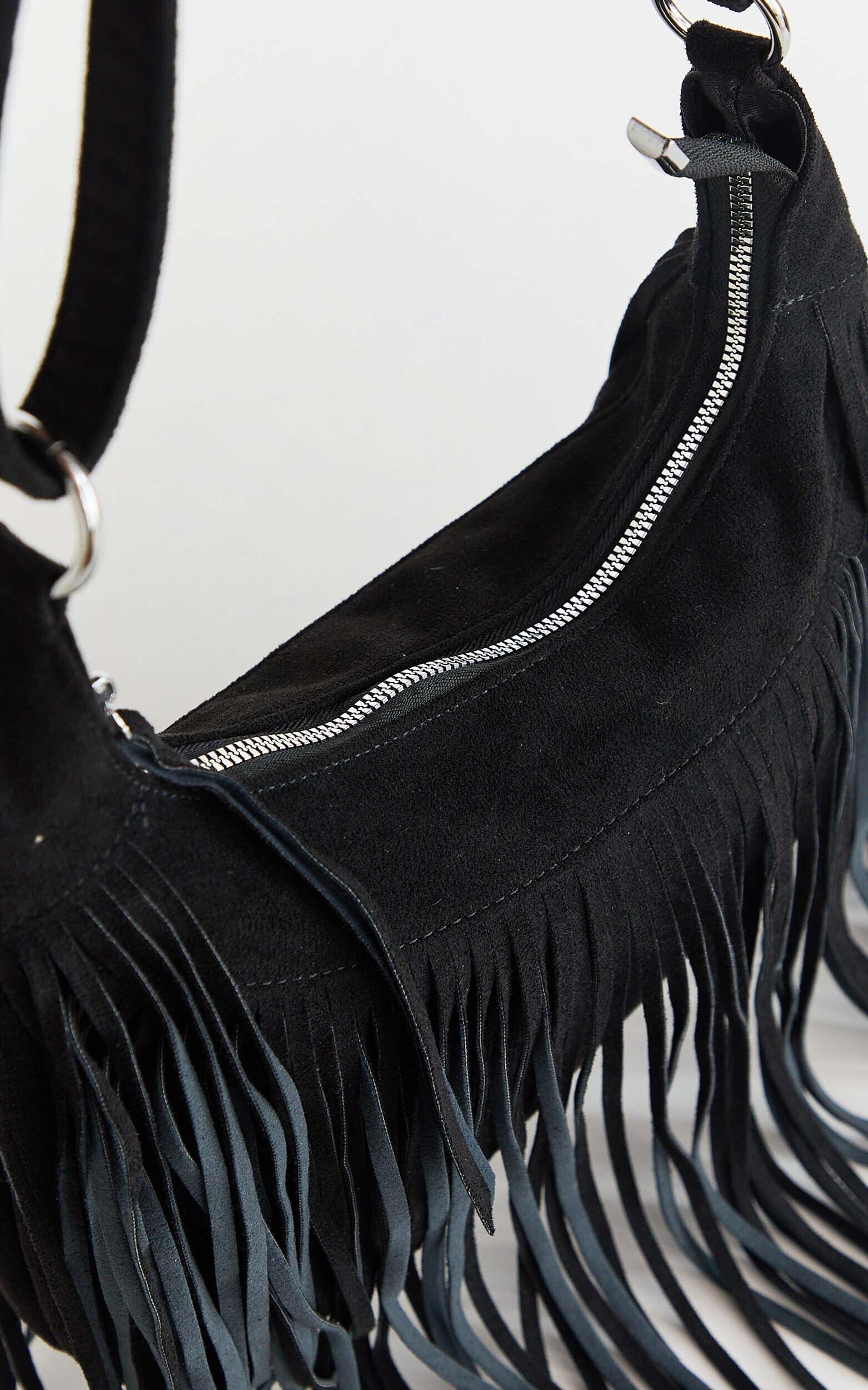 ABONNE [配送/関税込み] FRIDA STRING BAG_BLACK Frieda Bag - Fringe Crossbody Bag in Black | Showpo