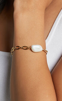 Dana Bracelet - Pearl Detail Bracelet in Gold