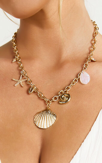 Gwyneth Seashell Charm Necklace in Gold