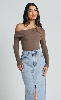 Misael Top - Asymmetrical Twist Front Jersey Top in Mushroom