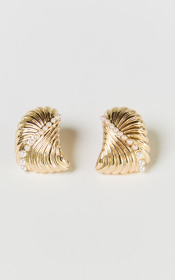 Chantelle Earrings - Ridged Pearl Stud Earrings in Gold