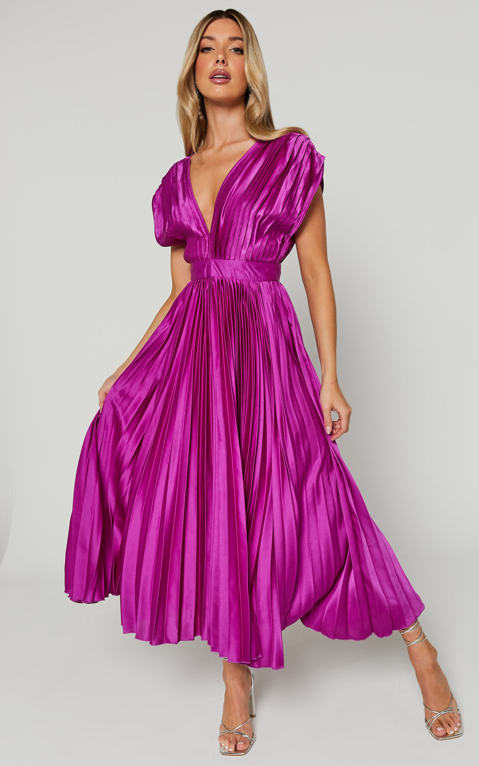 Della Midi Dress - Plunge Neck Short Sleeve Pleated Dress in Grape - 06, PRP1