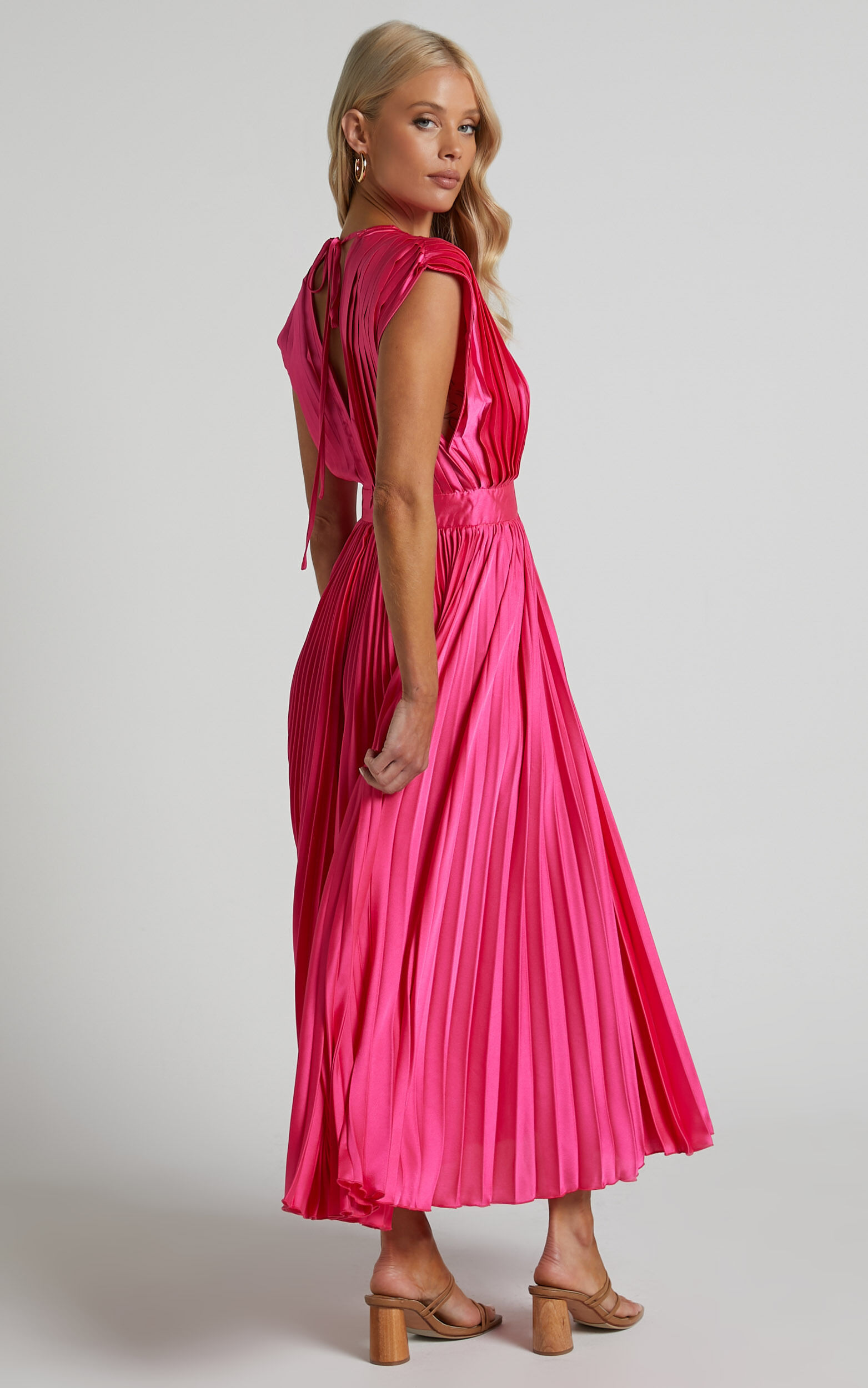 Della Midi Dress Plunge Neck Short Sleeve Pleated Dress in Hot Pink