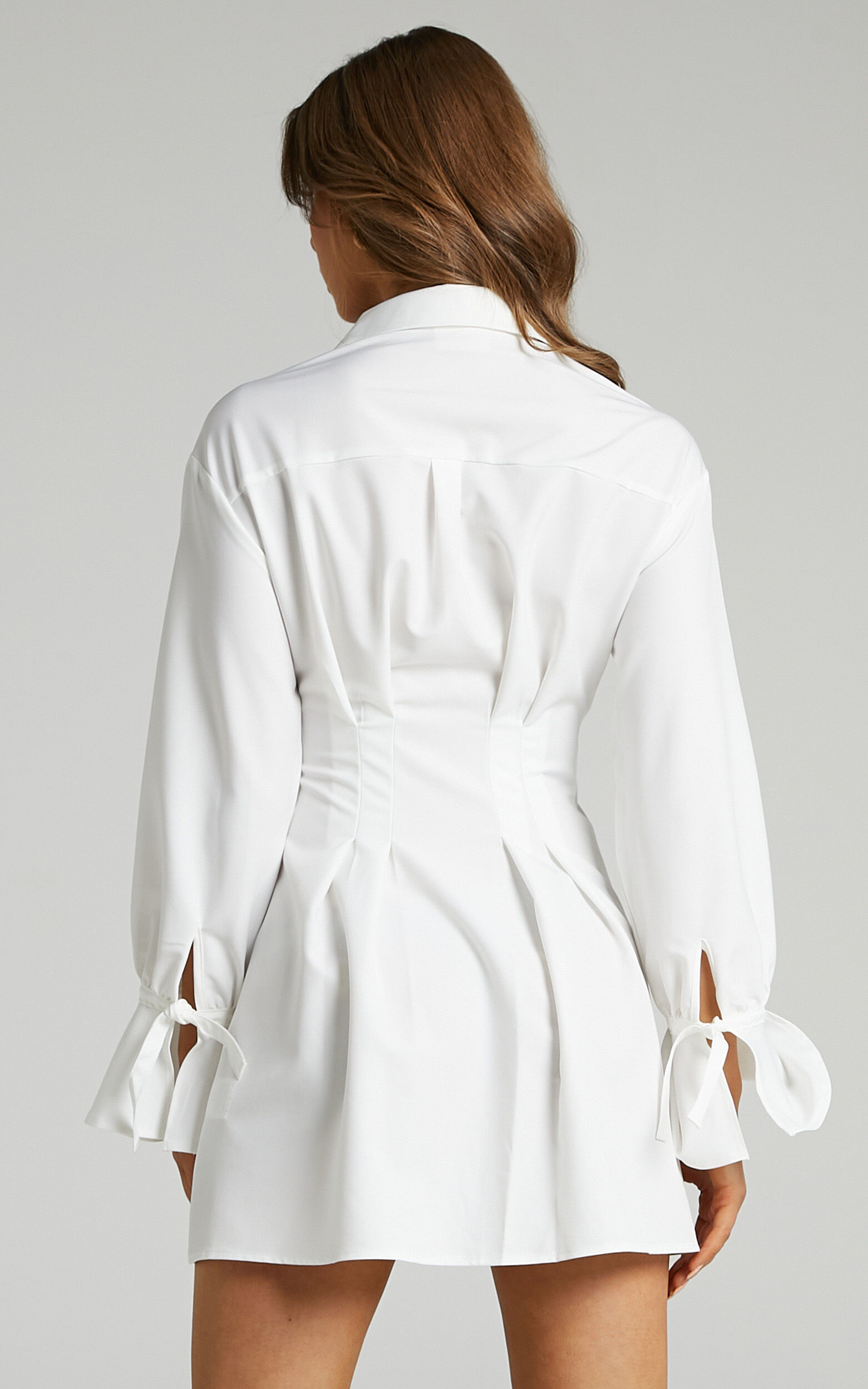 White cinched waist shirt dress 2025