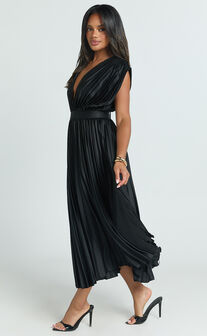 Della Midi Dress - Plunge Neck Short Sleeve Pleated Dress in Black