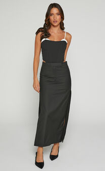 Lioness - Minimalist Midi Skirt in Onyx