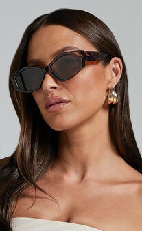 Keisha Sunglasses - Wide Rim Sunglasses in Tort