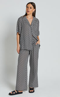 Brunita Shirt - Relaxed Short Sleeve Shirt in Arluna Geo Print