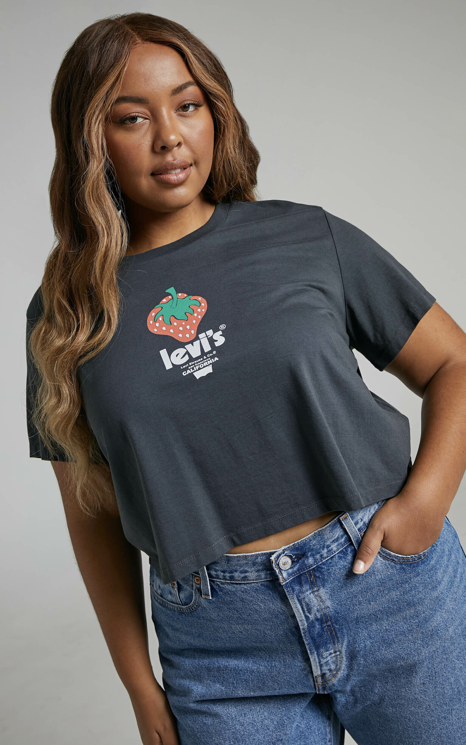 Levi's Curve - Strawberry Poster Logo Cropped Jordie Tee in Pirate Black - 16, BLK1