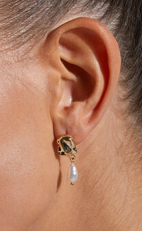 Vaira Pearl Drop Earrings in Gold Pearl