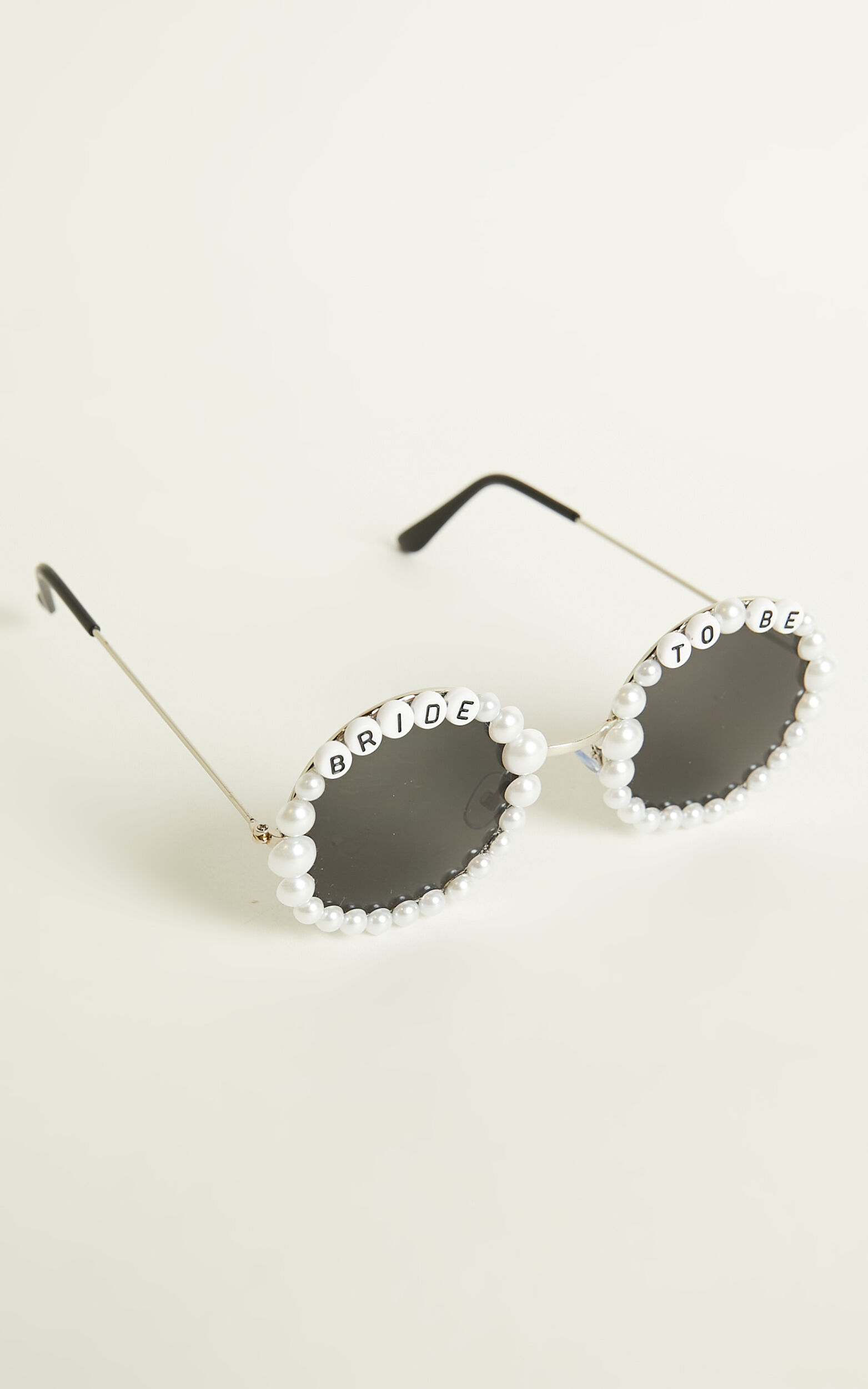 Round sunglasses with pearls discount