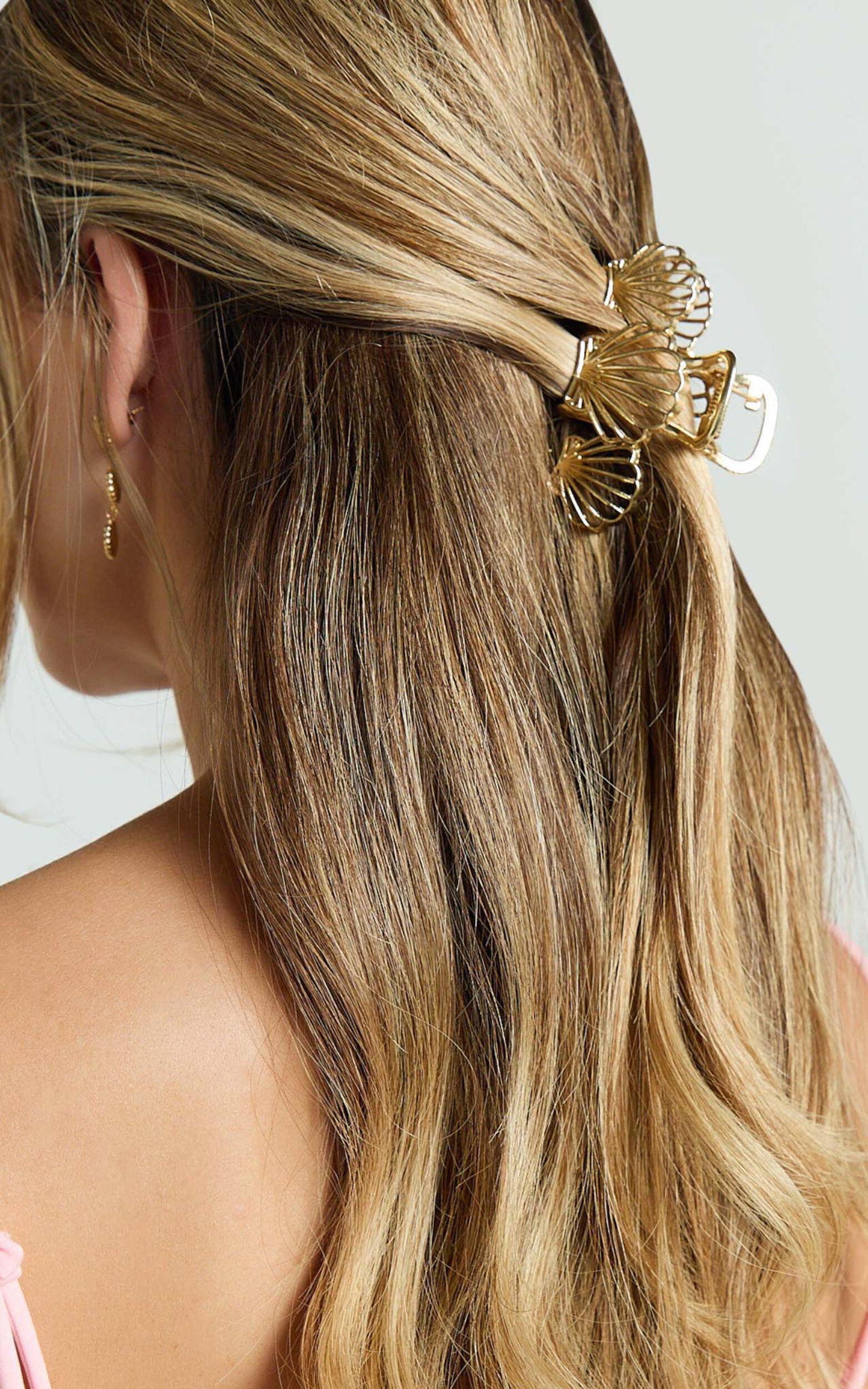 Tillie Hair Clip - Triple Shell Claw Clip in Gold - NoSize, GLD1