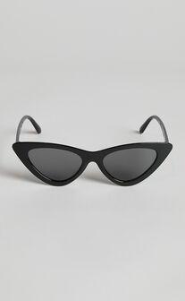 Kurthy Cat Eye Sunglasses in Black
