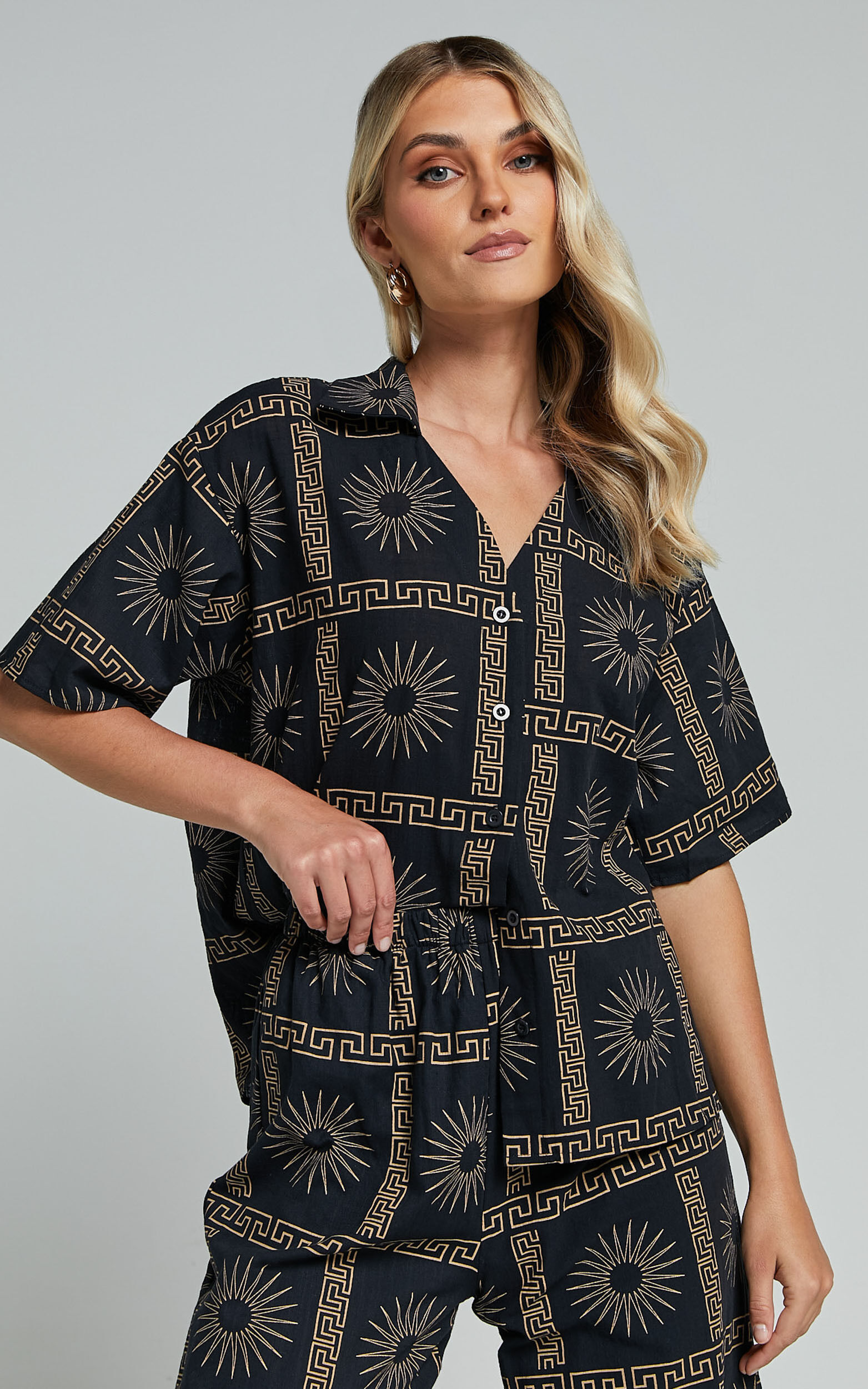 Cassidy Shirt - Short Sleeve Linen Look Shirt in Black Sun Print - 06, BLK1