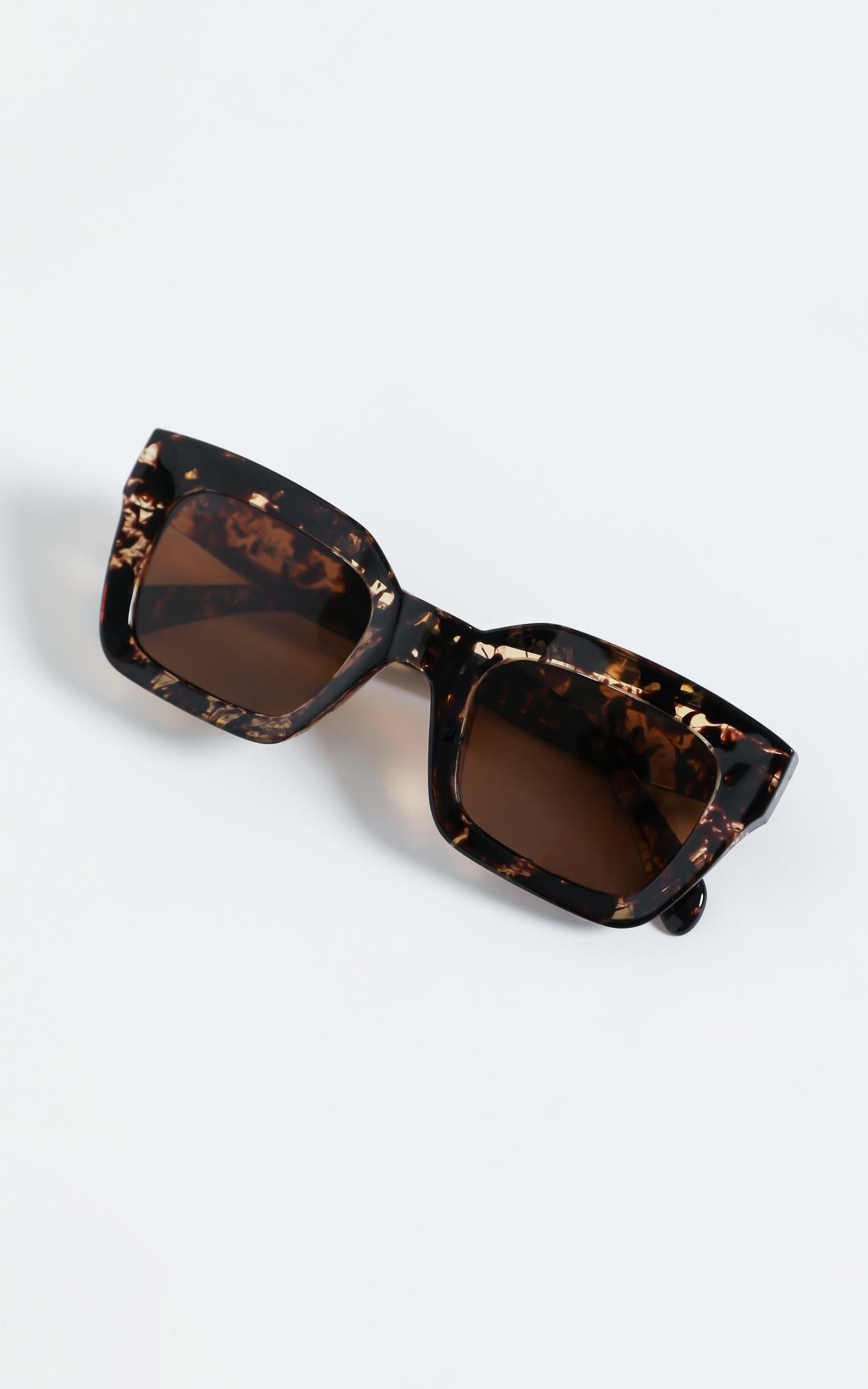 Reality Eyewear - Onassis Sunglasses in Turtle | Showpo
