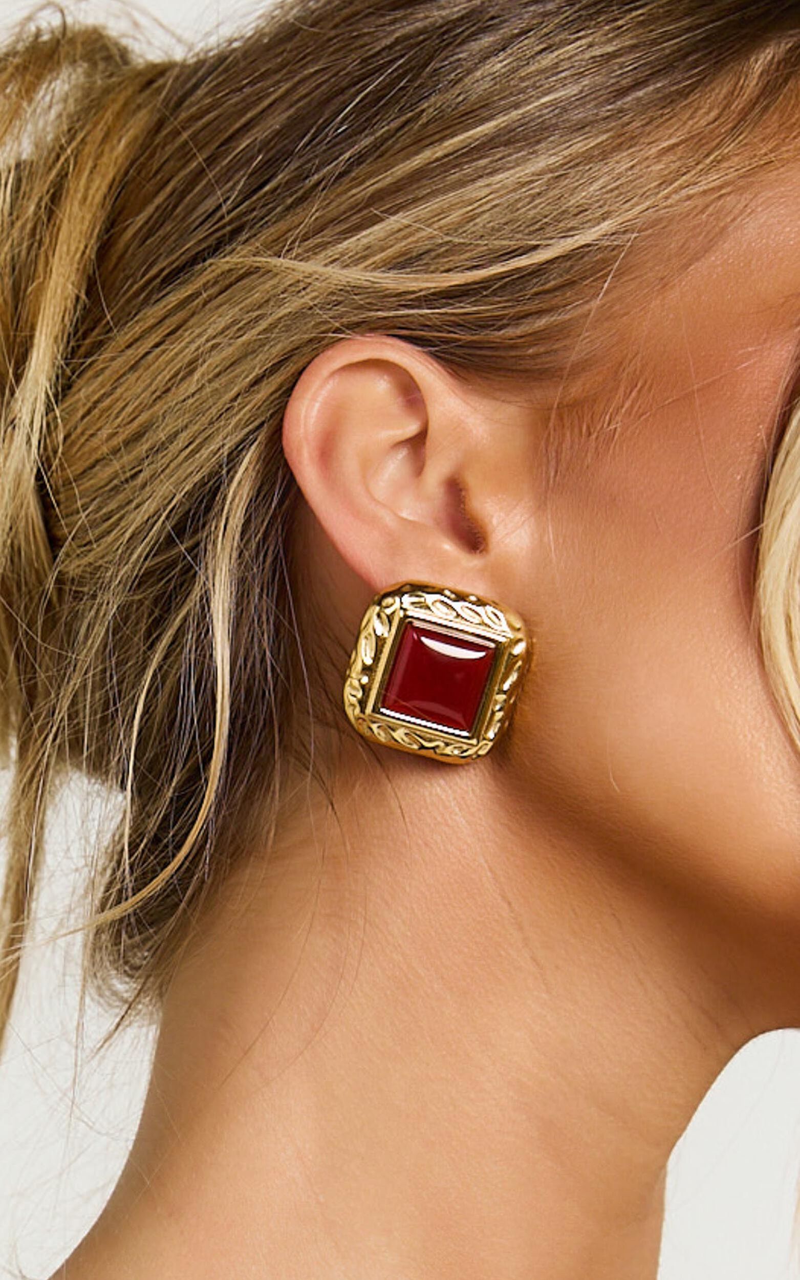 Gretel Earrings - Square Stud Earrings in Red and Gold - NoSize, GLD2