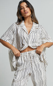 Brunita Shirt - Relaxed Short Sleeve Shirt in Ripple Print