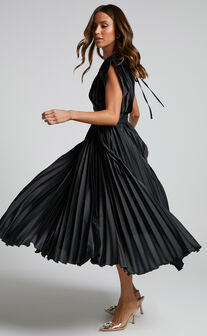 Della Midi Dress - Plunge Neck Short Sleeve Pleated Dress in Black