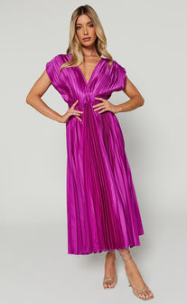 Della Midi Dress - Plunge Neck Short Sleeve Pleated Dress in Grape