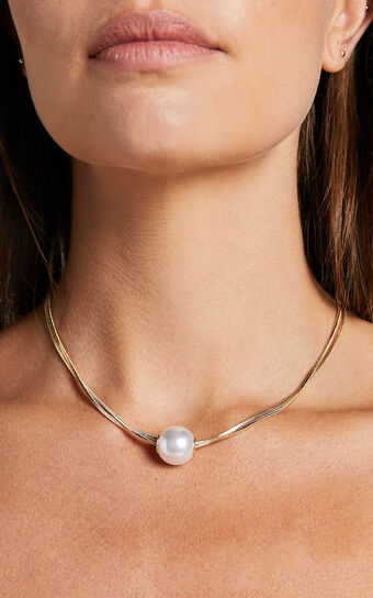 Carmie Pearl Necklace in Gold Pearl