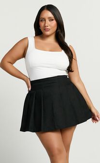 Cailin Mini Skirt - Pleated Skirt in Black