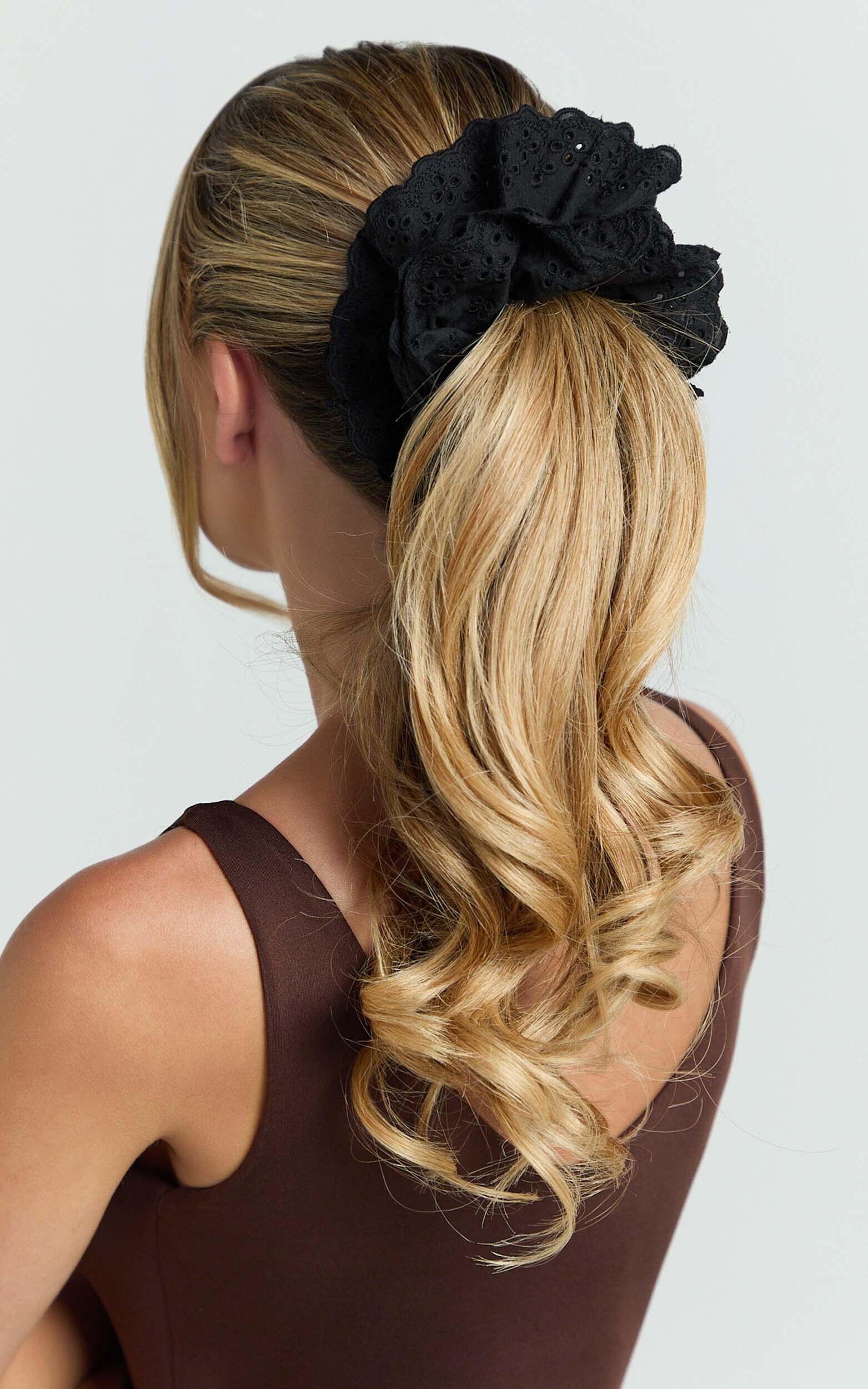 Lyra Broderie Scrunchie in Black - NoSize, BLK1