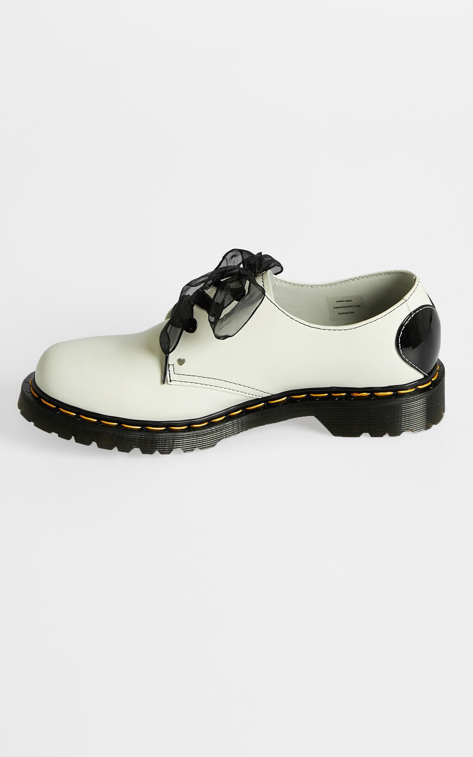 年末のプロモーション大特価！ Dr. Martens - 1461 Hearts 3 Eye Shoe in White Smooth & Black 靴
