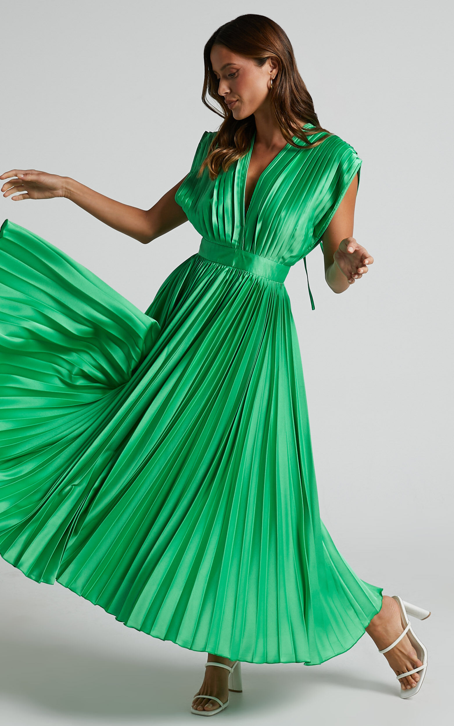Della Midi Dress Plunge Neck Short Sleeve Pleated Dress in Green Showpo EU