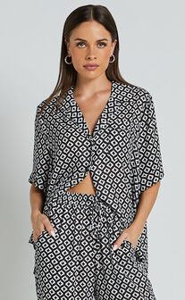 Brunita Shirt - Relaxed Short Sleeve Shirt in Arluna Geo Print