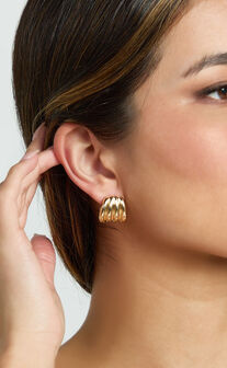 Lilou Ridge Stud Earrings in Gold
