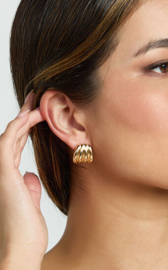 Lilou Ridge Stud Earrings in Gold