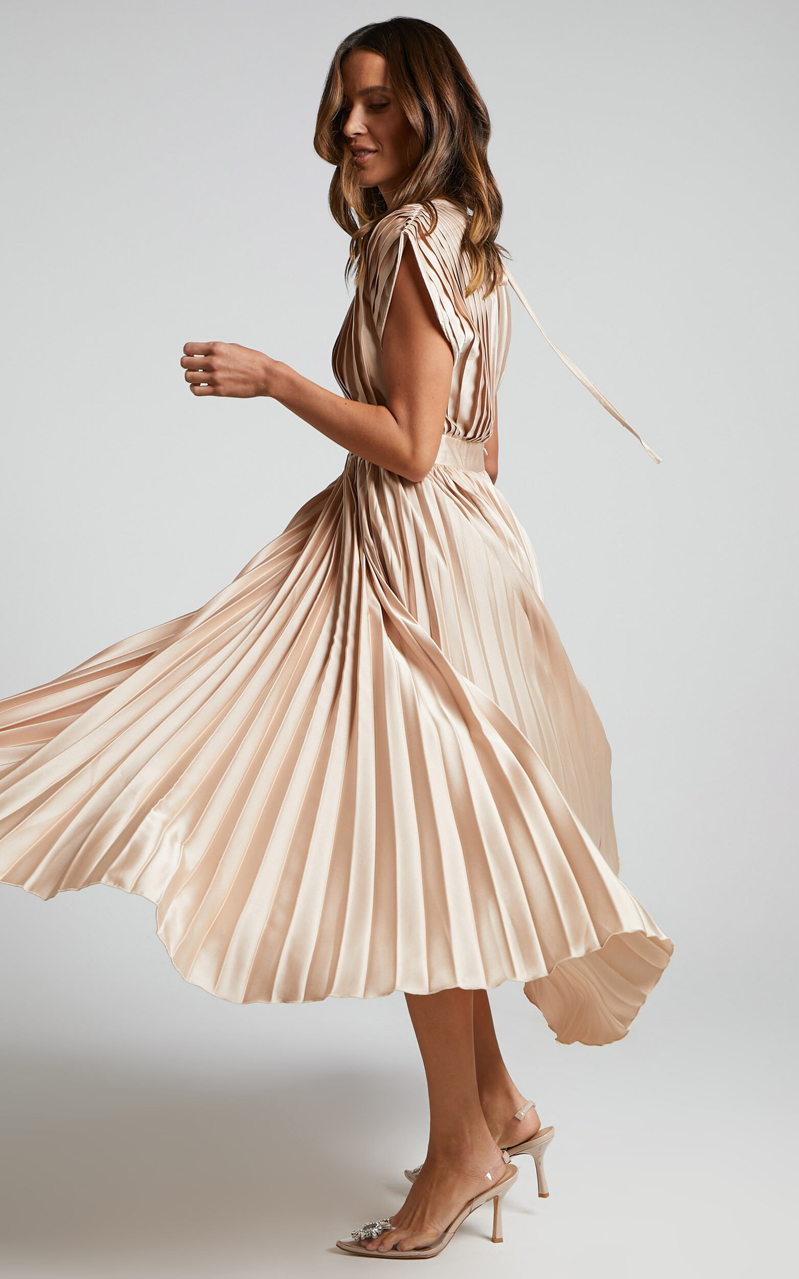 Della Midi Dress - Plunge Neck Short Sleeve Pleated Dress in