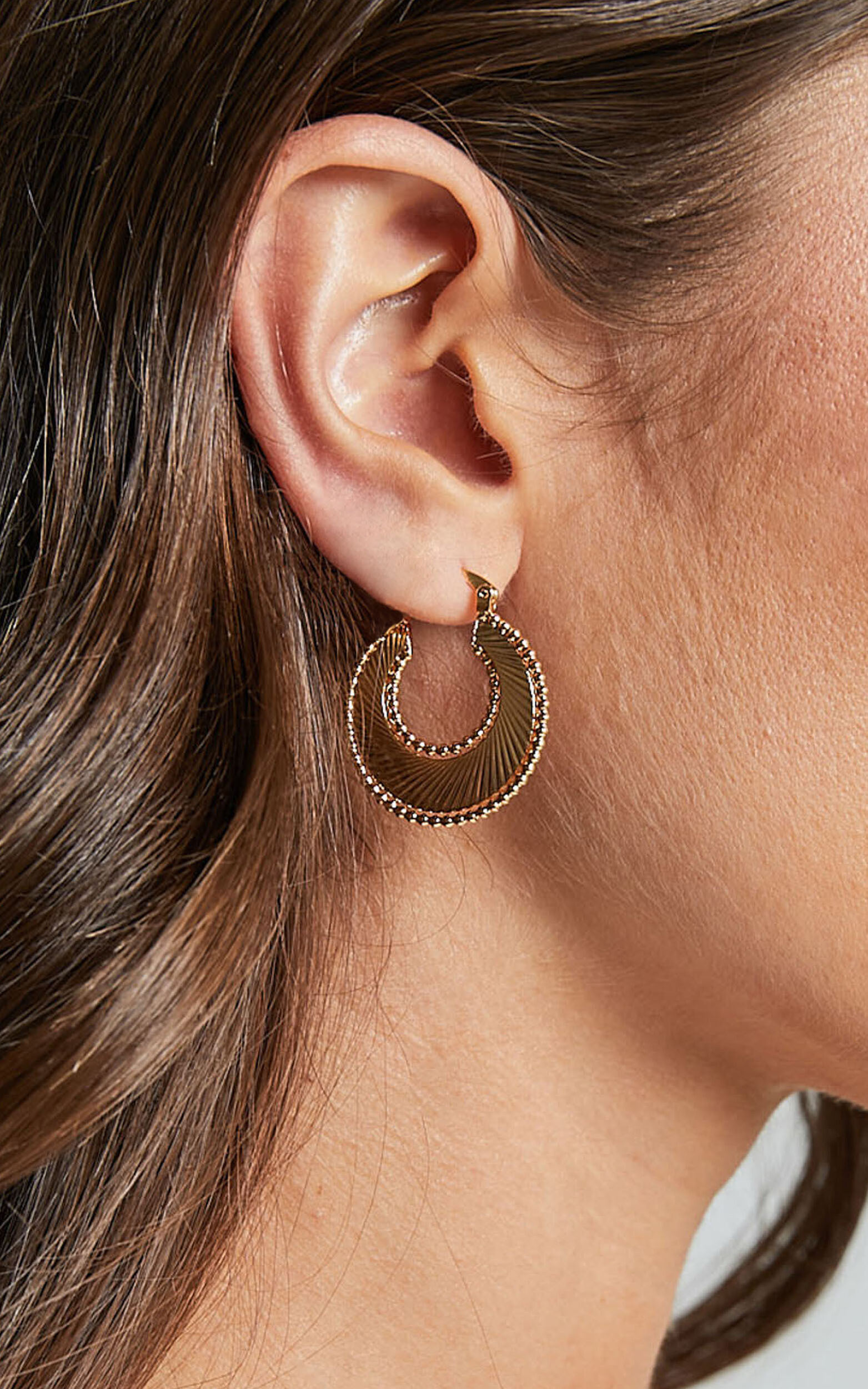 Aaliya Earrings - Chunky Hoop Earrings in Gold - NoSize, GLD1